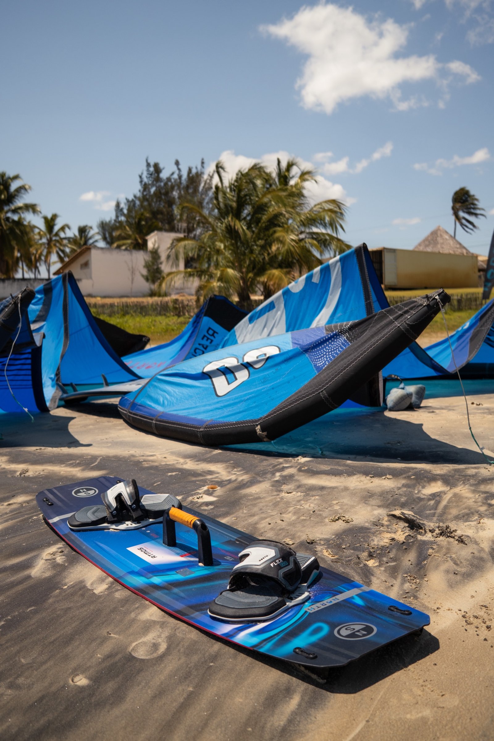 Current North kites lined up on the sand at the VentoVinte launch